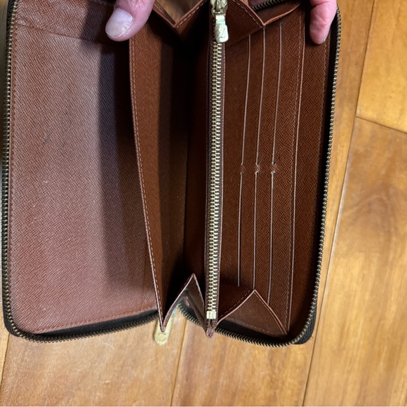 Louis Vuitton Zippy Monogrammed Wallet - Authenic - Picture 4 of 8